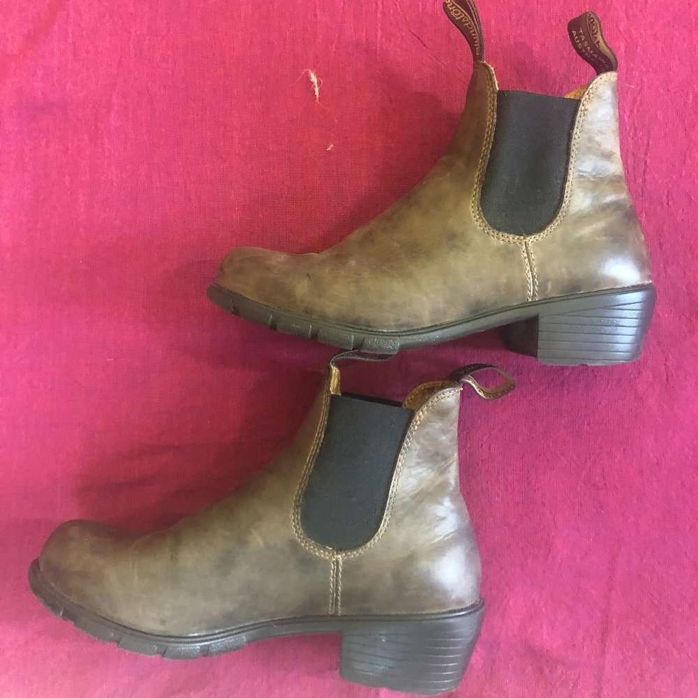 Blundstone heeled boots in rustic brown